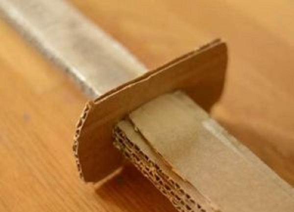 Wie man mit eigenen Händen ein Schwert aus Papier macht