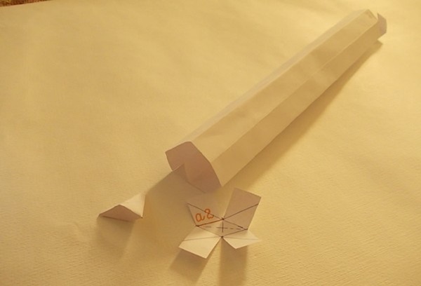 Wie man mit eigenen Händen ein Schwert aus Papier macht