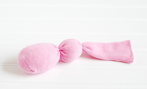 Wie man ein weiches Spielzeug macht - ein Hase aus einer Socke