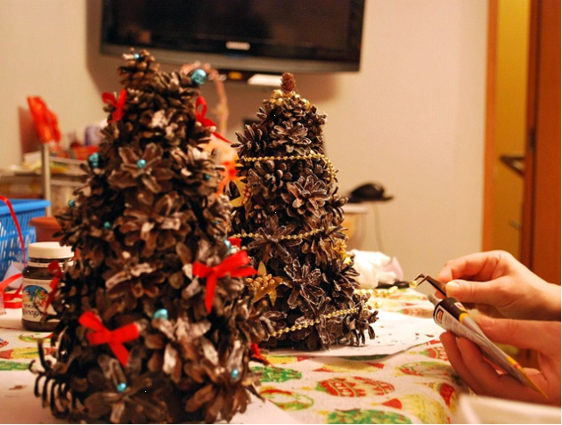 dekorieren den Weihnachtsbaum