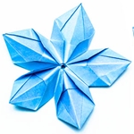 Wie man eine Origami-Blume mit eigenen Händen macht