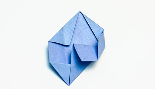 Wie man eine Origami-Blume mit eigenen Händen macht
