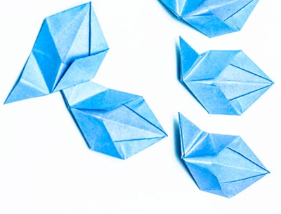 Wie man eine Origami-Blume mit eigenen Händen macht
