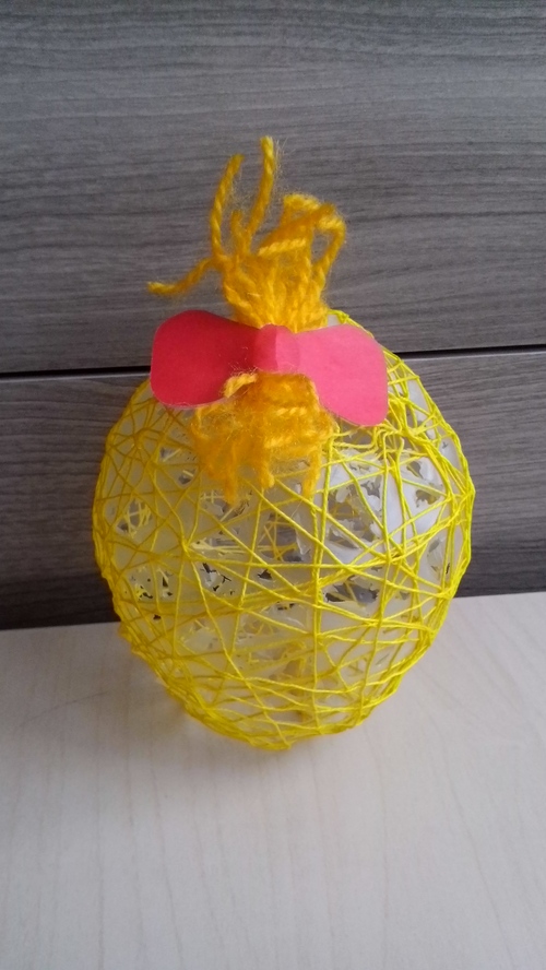Ostern Huhn mit eigenen Händen