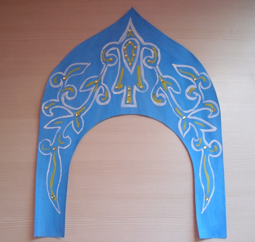 Russischer Kokoshnik von Pappe
