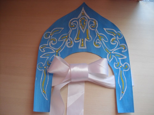 Russischer Kokoshnik von Pappe