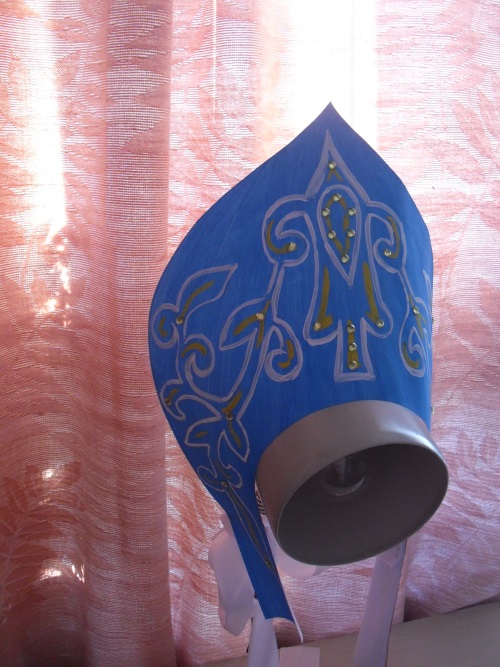 Russischer Kokoshnik von Pappe