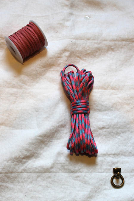Armband mit einer breiten Schnur und Lederstreifen