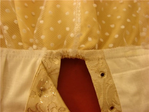 Wie man ein Kleid für ein Mädchen für eine Morgenaufführung näht