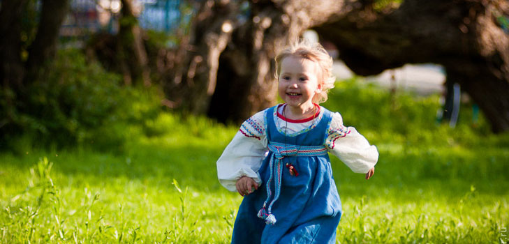 Wie man einen Sarafan für ein Mädchen im Volksstil näht