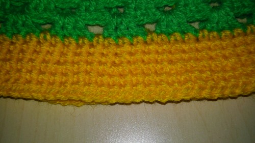 Wie man eine Sommerbabykappenhäkelarbeit bindet. Meisterklasse zum Stricken von Kinder-Sommerhüten