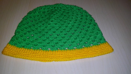 Wie man eine Sommerbabykappenhäkelarbeit bindet. Meisterklasse zum Stricken von Kinder-Sommerhüten