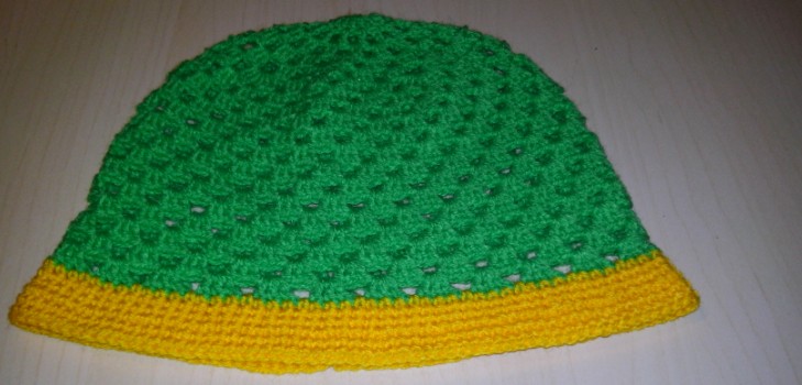 Wie man eine Sommerbabykappenhäkelarbeit bindet. Meisterklasse zum Stricken von Kinder-Sommerhüten