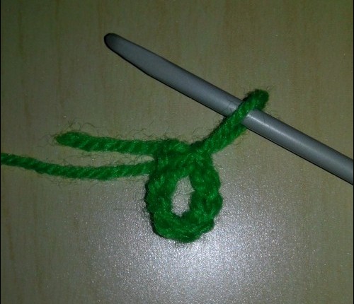 Wie man eine Sommerbabykappenhäkelarbeit bindet. Meisterklasse zum Stricken von Kinder-Sommerhüten