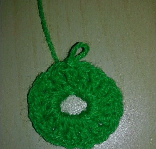 Wie man eine Sommerbabykappenhäkelarbeit bindet. Meisterklasse zum Stricken von Kinder-Sommerhüten