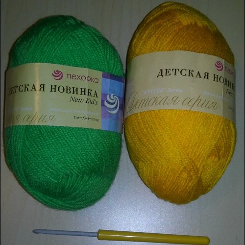 Wie man eine Sommerbabykappenhäkelarbeit bindet. Meisterklasse zum Stricken von Kinder-Sommerhüten