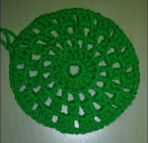 Wie man eine Sommerbabykappenhäkelarbeit bindet. Meisterklasse zum Stricken von Kinder-Sommerhüten