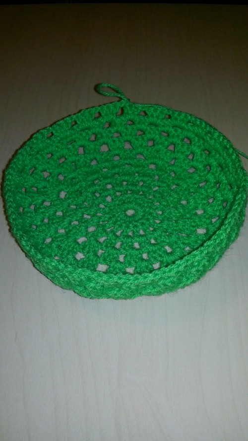 Wie man eine Sommerbabykappenhäkelarbeit bindet. Meisterklasse zum Stricken von Kinder-Sommerhüten