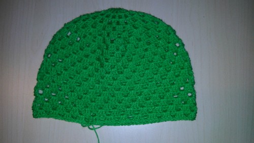 Wie man eine Sommerbabykappenhäkelarbeit bindet. Meisterklasse zum Stricken von Kinder-Sommerhüten