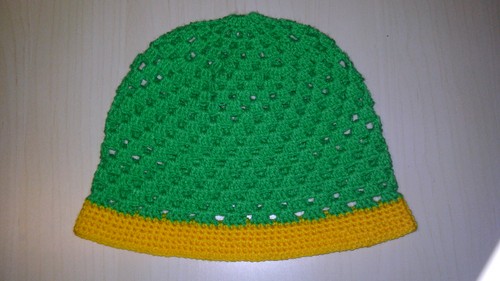 Wie man eine Sommerbabykappenhäkelarbeit bindet. Meisterklasse zum Stricken von Kinder-Sommerhüten