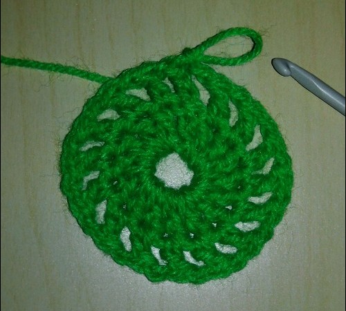 Wie man eine Sommerbabykappenhäkelarbeit bindet. Meisterklasse zum Stricken von Kinder-Sommerhüten
