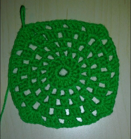 Wie man eine Sommerbabykappenhäkelarbeit bindet. Meisterklasse zum Stricken von Kinder-Sommerhüten