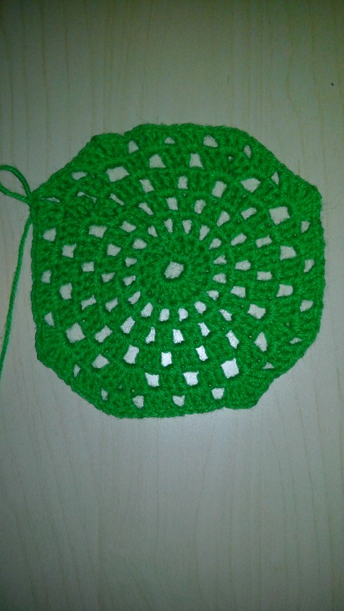 Wie man eine Sommerbabykappenhäkelarbeit bindet. Meisterklasse zum Stricken von Kinder-Sommerhüten