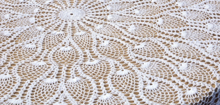 Durchbrochene Tischdecke gehäkelt