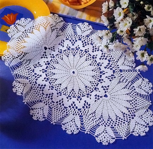 Durchbrochene Tischdecke gehäkelt