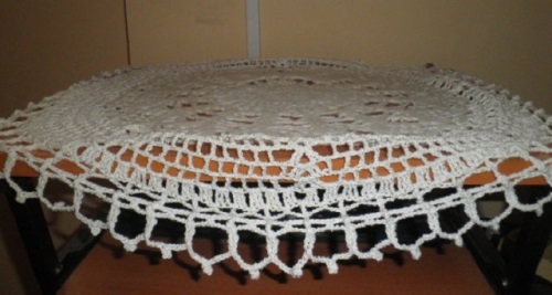 Durchbrochene Tischdecke gehäkelt