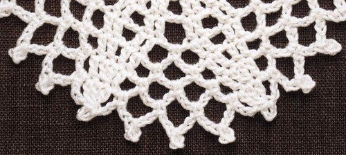 Durchbrochene Tischdecke gehäkelt Durchbrochene Tischdecke gehäkelt