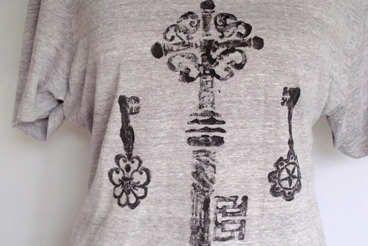 Wie man ein T-Shirt mit eigenen Händen schmückt