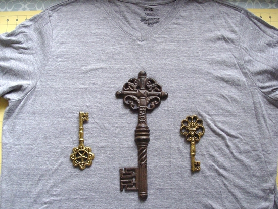 Wie man ein T-Shirt mit eigenen Händen schmückt