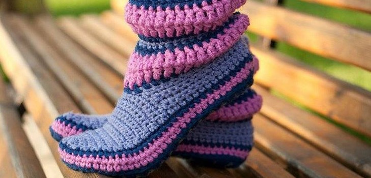 Stricken hausgemachte Hausschuhe mit Stricknadeln