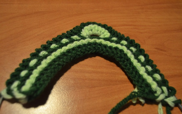 Stricken hausgemachte Hausschuhe mit Stricknadeln