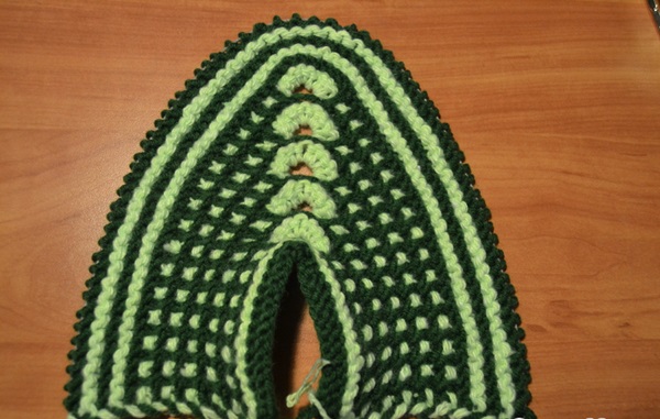 Stricken hausgemachte Hausschuhe mit Stricknadeln