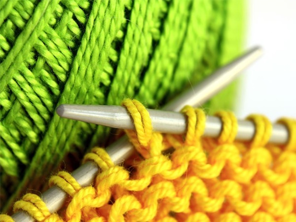 Stricken hausgemachte Hausschuhe mit Stricknadeln