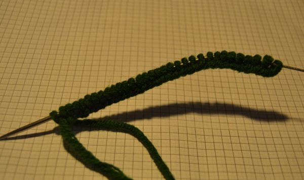 Stricken hausgemachte Hausschuhe mit Stricknadeln