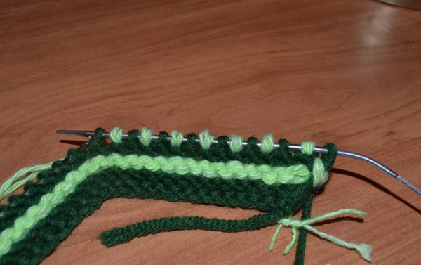 Stricken hausgemachte Hausschuhe mit Stricknadeln