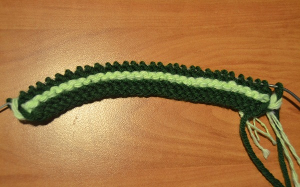Stricken hausgemachte Hausschuhe mit Stricknadeln