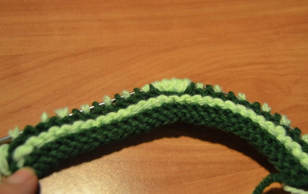 Stricken hausgemachte Hausschuhe mit Stricknadeln