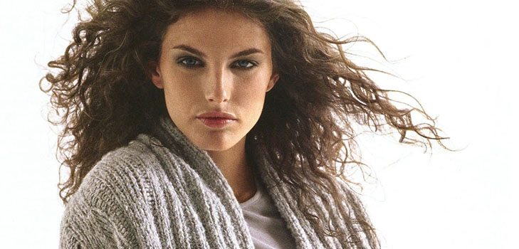 Sweatshirts, Kleider und Jacken mit Nadeln gestrickt: Fotos und Diagramme