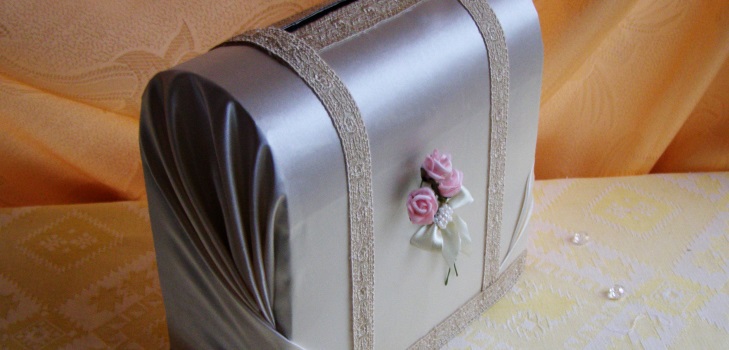 Eine Geschenkbox für Geld für eine Hochzeit mit eigenen Händen