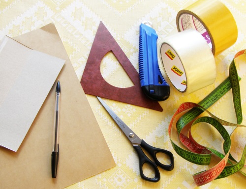 Eine Geschenkbox für Geld für eine Hochzeit mit eigenen Händen