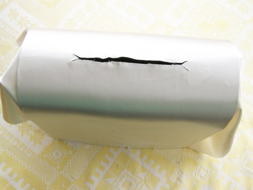 Eine Geschenkbox für Geld für eine Hochzeit mit eigenen Händen