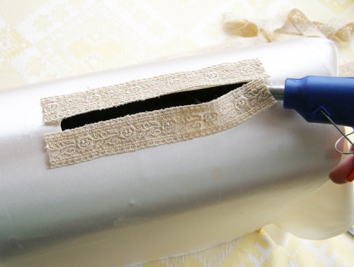 Eine Geschenkbox für Geld für eine Hochzeit mit eigenen Händen