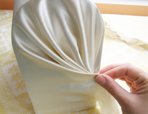 Eine Geschenkbox für Geld für eine Hochzeit mit eigenen Händen