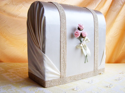 Eine Geschenkbox für Geld für eine Hochzeit mit eigenen Händen