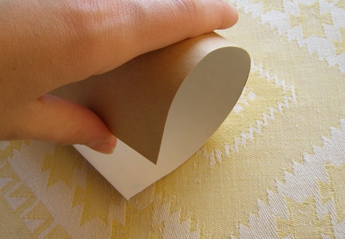 Eine Geschenkbox für Geld für eine Hochzeit mit eigenen Händen