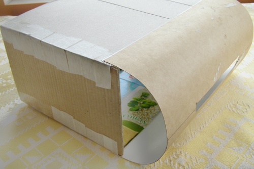 Eine Geschenkbox für Geld für eine Hochzeit mit eigenen Händen